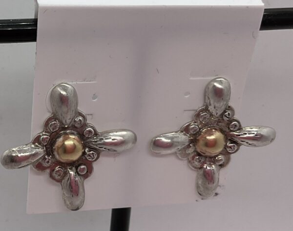 Product Image: Two tone silver flower.